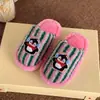 Chinelos de algodão infantis para outono e inverno, para meninas e meninos, com solas antiderrapantes, solados grossos, forro de pelúcia para aquecimento, adequados para uso interno e projetados como um conjunto coordenado para pais e filhos.