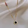 Collar con Números Romanos para Mujer Suéter Doble Cara Blanco y Negro Cadena para Clavícula de Oro de 18 Quilates Acero de Titanio Joyería Popular Cadena para Clavícula