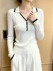 Elegante top de punto blanco estilo francés con ribete de contraste, nueva colección otoño 2026 para mujer, corte ajustado, favorecedor y adecuado para el trabajo