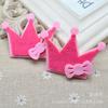 Pequeños accesorios de joyería pegatinas de tela de corona no tejida accesorios para el cabello de niños accesorios para tocado materiales decorativos al por mayor