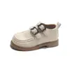 Mocassins versáteis estilo retrô britânico para meninas, nova coleção primavera/outono 2026, sapatos casuais de couro com sola macia e sola grossa, sapatilhas da moda
