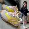 Zapatillas infantiles de colores dopamina para niñas, transpirables, lindas, versátiles, a rayas, modernas y transpirables