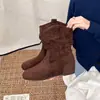 Botas curtas da moda com sola grossa e salto empilhado para o outono para mulheres, emagrecedoras, com aumento interno de altura, circunferência de cano largo, botas da moda 2026 na cor café