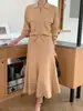 Conjunto de duas peças de moda outono/inverno chique coreano estilo francês apresentando um suéter de tricô com gola virada