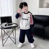 Conjunto de Sudadera con Bloques de Color Rayados para Niños Novedades Primavera/Otoño 2026 Mediano/Grande Infantil Casual Holgado Joggers Conjunto de Dos Piezas Moderno