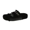 Versátiles 2026 de suela blanda, de moda, planas, nuevas pantuflas para mujer con doble tira, punta abierta, zapatos peludos de otoño con hebilla metálica
