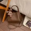 Nova Bolsa de Mão para Mulheres Primavera 2026, Bolsa Saco de Nicho, Bolsa de Ombro Transversal Casual para o Trabalho, Bolsa de Axila para Mulheres