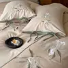 Juego de Cuatro Piezas de Algodón y Lino Bordado con Textura Suave Vintage, Estilo Chino Elegante con Lazos, Adecuado para Dormir Desnudo, Incluye Funda de Edredón, Sábana Plana y Sábana Ajustable