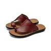 Chinelos grandes para uso externo para homens, novo modelo de verão, estilo europeu e americano, sandálias slip-on de couro PU com sola plana para homens