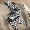 Bufanda de Seda Diagonal Floral Retro de Moda para Decoración del Cabello, Cinta Larga para Atar el Cabello, Cinturón de Cintura, o como un Pañuelo Largo Pequeño para Mujer