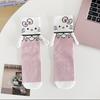 Calcetines de Animación de Dibujos Animados de Comercio Exterior para Mujer Estilo Japonés Gato Calcetines de Media Pantorrilla Divertidos y Lindos Calcetines de Manos Sostenidas Nicho Ins Modernos y Versátiles