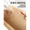 Diseñado para un ajuste perfecto con la bolsa tipo cubo con cordón Lululemon 5L Mini 13.5L, con forro interior de papel DuPont y cremallera.