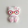 Nuevos Accesorios de Gato Kt con Gafas y Postura Sentada Pasador DIY Adorno para el Cabello Funda para Teléfono Celular Zuecos con Decoración de Pegamento de Crema