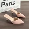 Sandálias de salto agulha bico fino estilo francês para uso externo, nova coleção primavera-verão 2026, sapatos elegantes prateados bico fino com laço doce