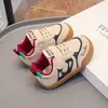 Zapatillas para niños para niñas con cierre de velcro, zapatos casuales con suelas suaves, zapatillas deportivas antideslizantes, versátiles para primavera y otoño, zapatos para niños pequeños