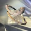 Pulseira Exótica de Cobra Transfronteiriça Europeia e Americana Pulseira de Cabeça de Cobra Olho Verde de Alto Nível para Meninas Pulseira Personalizada Totalmente Diamantada para Mulheres