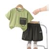 Roupas de Verão para Bebê 2025 Novo Estilo de Verão Menino Lindo Macacão de Trabalho Calça com Bolso de Aba Conjunto de Duas Peças Manga Curta Roupas de Verão para Crianças
