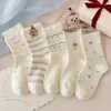 Meias Femininas Meias de Urso com Laço Meia Branca Leiteira de Cano Médio Outono Novo Estilo Meias Longas Doce Desenho Animado Bonito Renda