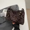 La popular bolsa de gran capacidad con estampado de leopardo para mujer de este año es el nuevo estilo de moda 2026, un bolso de hombro tipo tote elegante y de buen aspecto para el día a día.