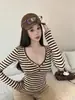 Top Listrado Estilo Coreano Garota Picante Desejo Puro com Bojos Camada Interna Slim-fit Gola V Manga Longa Camiseta Básica para Mulheres Outono/Inverno 2026