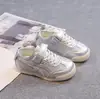 Sapatos Infantis para Meninas 2026 Primavera Novo Estilo Tênis com Velcro Infantil Tendência Moda Feminina Tênis Macios Solado Forrest Gump
