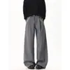 Calça casual masculina de retalhos cinza com barra curva, estilo old money de nicho, marca moderna, plissada, fluida, perna larga