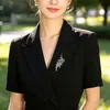 Broche de Lirio del Valle con Diamantes de Color Azul Verdoso Incrustados en las Ramas y Hojas, un Accesorio Elegante para el Trabajo, Eventos Nocturnos y Uso Versátil. Broches al por mayor