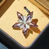 Pin Elegante de Luxo Leve com Floco de Neve de Cristal Artificial Tricolor e Zircônia Microincrustada, Versátil, Flor Dourada, Acessórios Anti-luz para Mulheres