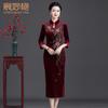 Vestido de terciopelo dorado de temperamento nuevo para otoño e invierno para mujeres de mediana edad y ancianas, vestido de alta gama, cheongsam, venta al por mayor, generación