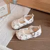 Zapatos de Cuero Pequeños con Flor de Encaje Estilo Lindo para Niñas 2026 Primavera Verano Nuevos Zapatos de Princesa con Suela Suave Sandalias Infantiles Zapatos de Bebé