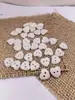 Botões plásticos em formato de coração de desenho animado com dois furos para roupas infantis, botões em formato de coração com furos para costura à mão em estoque