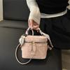 2026 Lenço de Seda Elegante e Simples, Nova Moda Retrô Texturizada Bolsa Transversal de Ombro para o Dia a Dia Bolsa Caixa para Mulheres