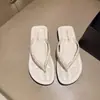 Chinelos Duráveis de Novo Estilo para Mulheres no Atacado, Sandálias de Praia Antiderrapantes, Sandálias Baixas de Moda de Verão com Strass, 2026