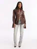 Chaqueta de cuero sintético ajustada, estilo retro, con doble cremallera, huecos, dobladillo asimétrico y mangas acampanadas, de longitud corta.
