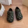 Sandálias Birkenstock de lã com sola grossa e estampa de bolinhas estilo francês para meninas, nova coleção outono/inverno 2026, com fivela e salto oculto, estilo casual versátil