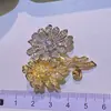 [Accesorios DIY] Broche de girasol artesanal de dos colores chapado en oro grueso Accesorios de alfiler para mujer Soporte para ramillete de Perla Jade