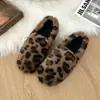 Chinelos de pele de marta com estampa de leopardo para mulheres, novo estilo de inverno 2026, com laço e forro de fleece, adequados para usar com vestidos, e também uma opção confortável para gestantes