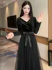 [En stock] Colección Otoño 2026 Elegante Vestido Largo Retro Francés de Manga Larga con Cuello en V y Cinturón Adelgazante