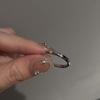 Anillo sencillo de metal con circonitas, abierto, para mujer, con diseño de nicho, anillo de dedo con sensación de alta calidad, anillo sencillo de viento frío.