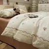 Juego de cama de cuatro piezas con ribete de encaje, sábana de algodón lavado amigable con la piel, funda de edredón, sábana bajera ajustable, cubrecama de tres piezas para dormitorio de estudiante