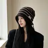 Chapéu de tricô listrado para outono e inverno para mulheres, com aba dobrada, design de letras, efeito emagrecedor para o rosto, quente e protege as orelhas, versátil e em um estilo japonês moderno