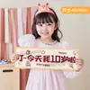 Feliz Cumpleaños Niña, Sosteniendo un Pequeño Cartel, Decorando la Primera Fiesta de Cumpleaños Infantil, Creando un Ambiente Festivo, Accesorios para Fotos