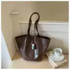 Bolso tote vintage de gran capacidad para mujer, nuevo estilo principios de otoño 2026, bolso de hombro casual personalizado, versión coreana bolso sencillo para el día a día