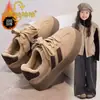 Sapatos versáteis para meninas, tênis infantis, nova coleção de inverno 2026, sapatos forrados com fleece para meninas e meninos, tênis de treino alemães para meninos