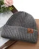 Nuevo Gorro de Punto con Etiqueta de Cuero con Letra para Otoño e Invierno, Gorro de Moda Versátil para Exteriores a Prueba de Frío para Mujeres, Gorro de Lana Cálido de Doble Capa