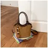 Bolso de mujer exquisito y moderno de nicho, nuevo modelo 2026, bolso de hombro cruzado, bolso de cubo de mano de gamuza retro a la moda