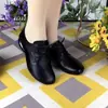 Nuevos zapatos de mujer estilo chino 2026 nuevo modelo de otoño, zapatos tipo mamá de cordones con punta redonda y tacón bajo, zapatos casuales de cuero antideslizantes con suela suave y tacón grueso
