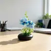 2 orquídeas Phalaenopsis artificiais e gipsofila em um pequeno vaso raso, adequadas para recepção de hotel, sala de estar ou decoração floral de mesa