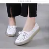 Sandalias de verano huecas de suela blanda con diseño de grulla blanca son a la moda para usar al aire libre, ligeras, antideslizantes, cómodas, con un corte bajo y suela de piel de vaca perforada transpirable.