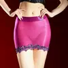 Saia curta sexy estilo beijo com recortes sem costura, tecido 5D ultrafino, sedoso e brilhante, acabamento em renda e um design que realça a silhueta para mulheres